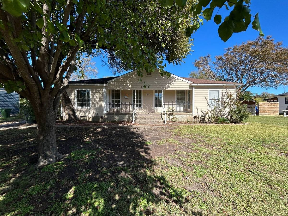 House for rent at 1531 Maple Dr, Garland, TX 75042