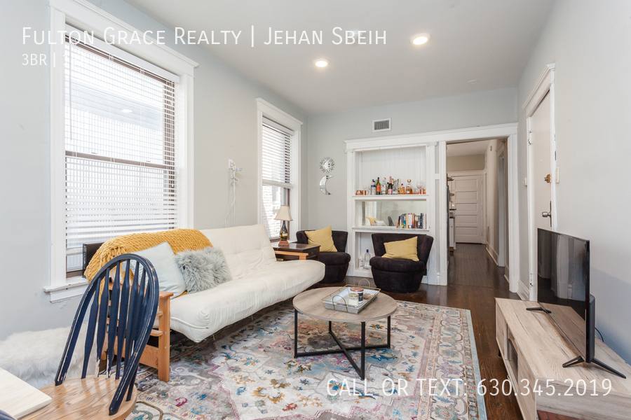 Apartment for rent at 910 W Addison St #2F, Chicago, IL 60613