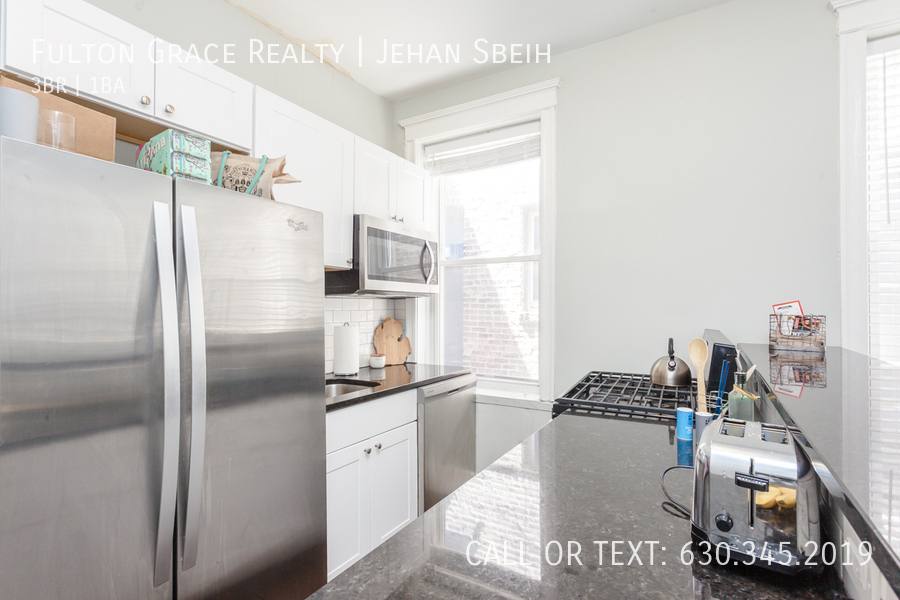 Apartment for rent at 910 W Addison St #2F, Chicago, IL 60613