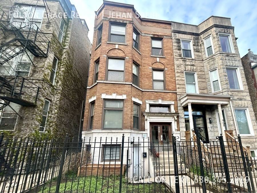 Apartment for rent at 910 W Addison St #2F, Chicago, IL 60613