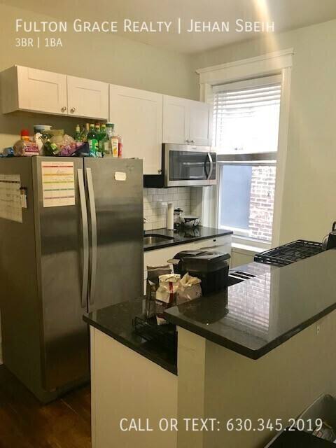 Apartment for rent at 910 W Addison St #2F, Chicago, IL 60613