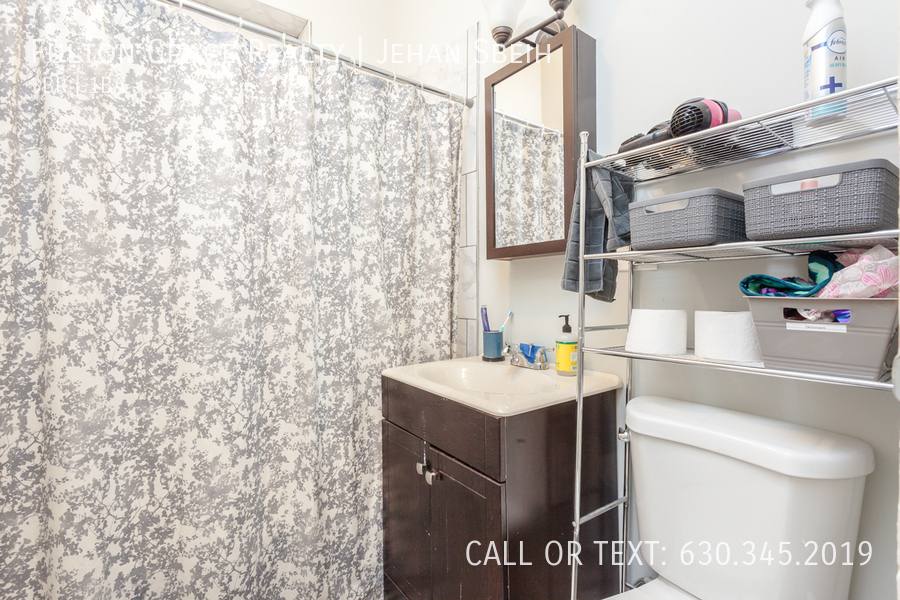 Apartment for rent at 910 W Addison St #2F, Chicago, IL 60613