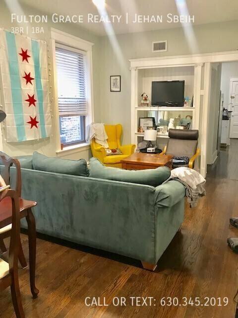 Apartment for rent at 910 W Addison St #2F, Chicago, IL 60613