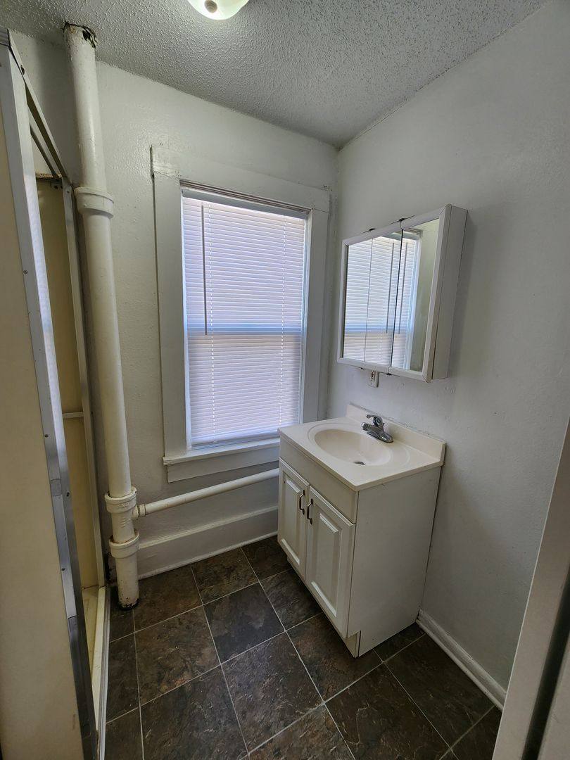 House for rent at 1308 Emma Ave, Des Moines, IA 50315