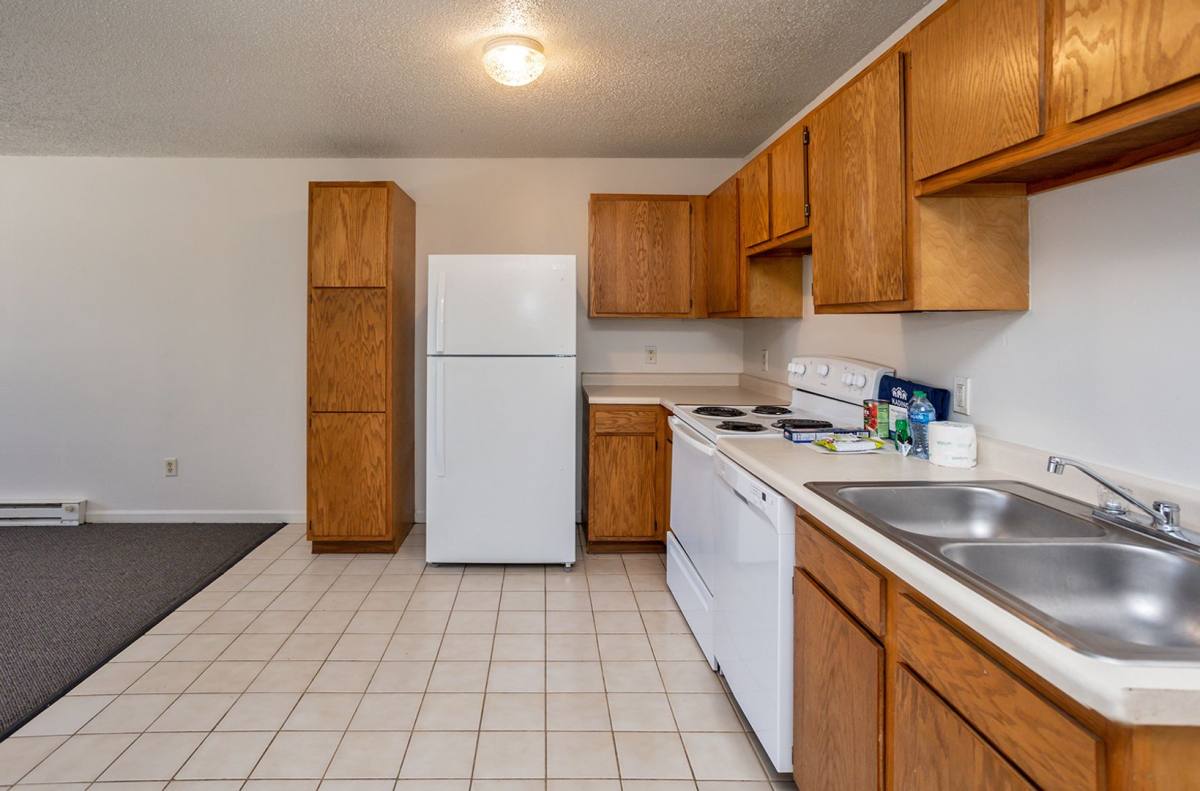 Townhouse for rent at 1676 S 15th Ave W, Newton, IA 50208