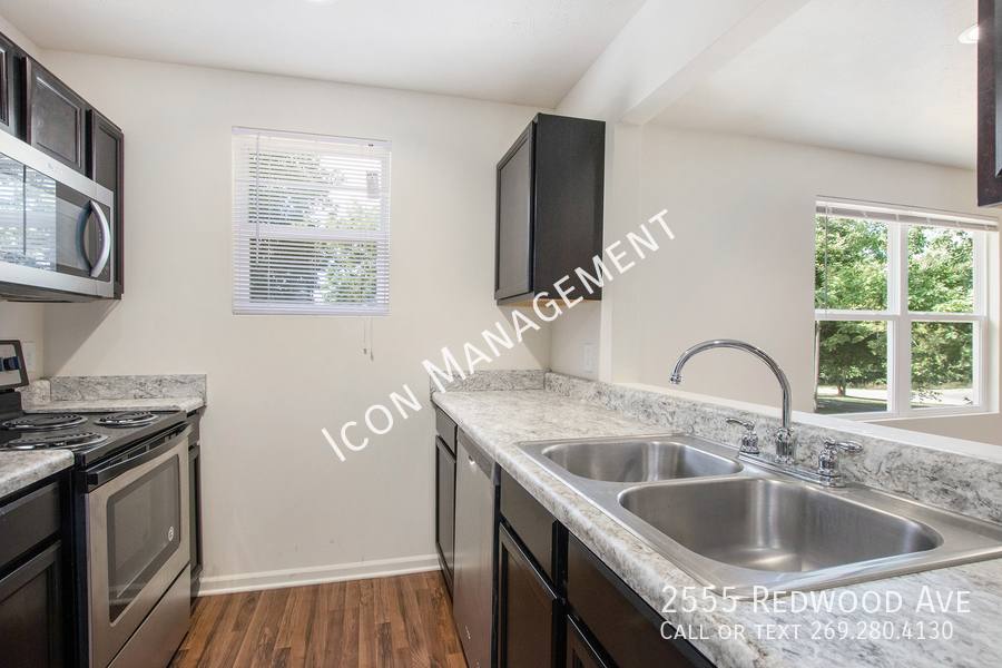 Townhouse for rent at 2555 Redwood Ave, Kalamazoo, MI 49006