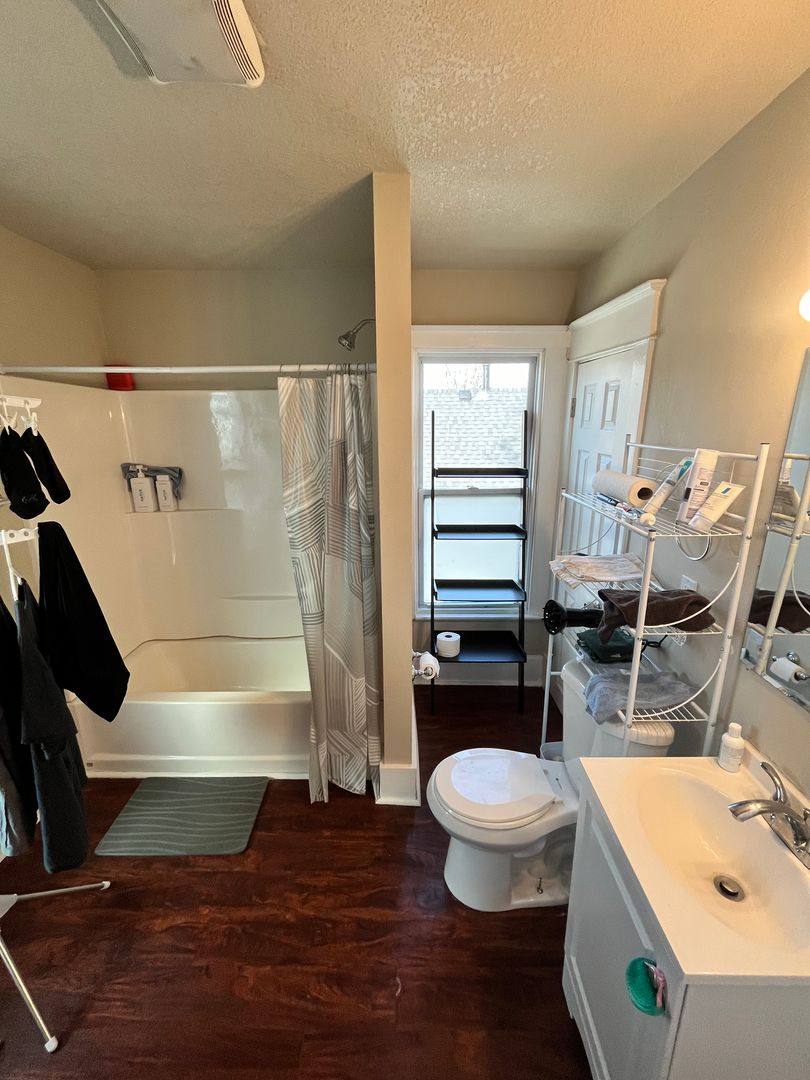 House for rent at 1546 33rd St, Des Moines, IA 50311