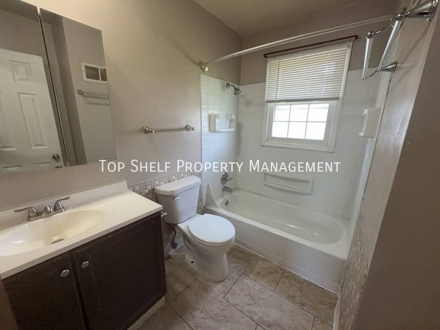 Apartment for rent at 521 Hart Ave, Des Moines, IA 50315