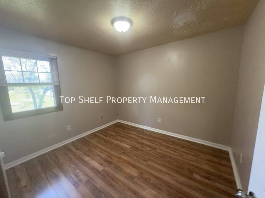 Apartment for rent at 521 Hart Ave, Des Moines, IA 50315