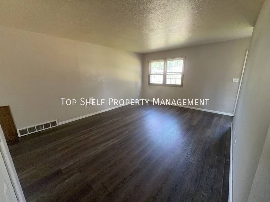 Apartment for rent at 521 Hart Ave, Des Moines, IA 50315