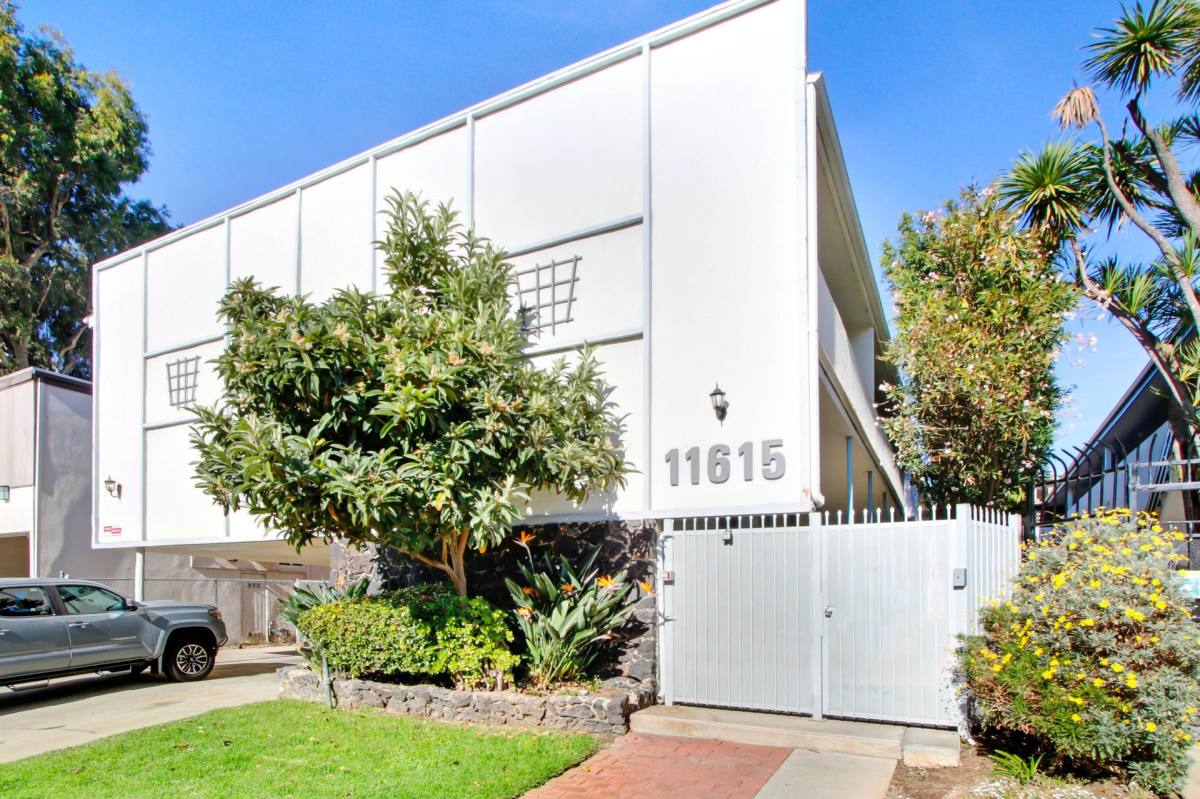 Apartment for rent at 11615 Darlington Ave, Los Angeles, CA 90049