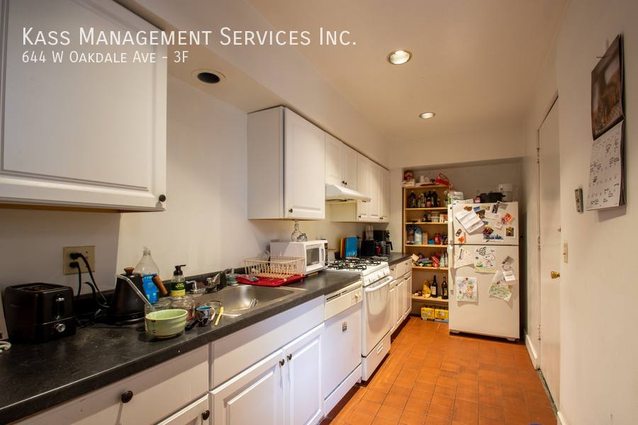 Apartment for rent at 644 W Oakdale Ave #3F, Chicago, IL 60613