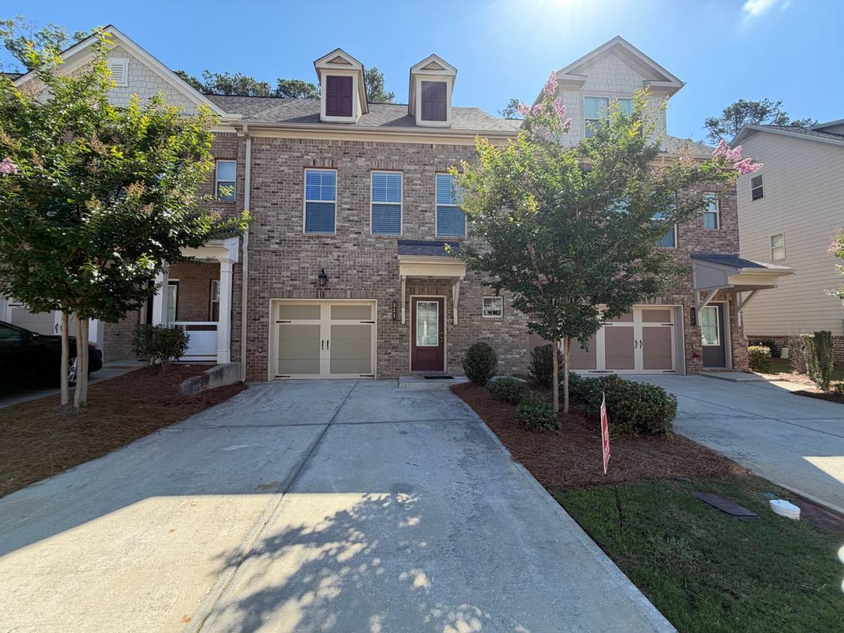 Townhouse for rent at 311 Mahone Dr, Lilburn, GA 30047