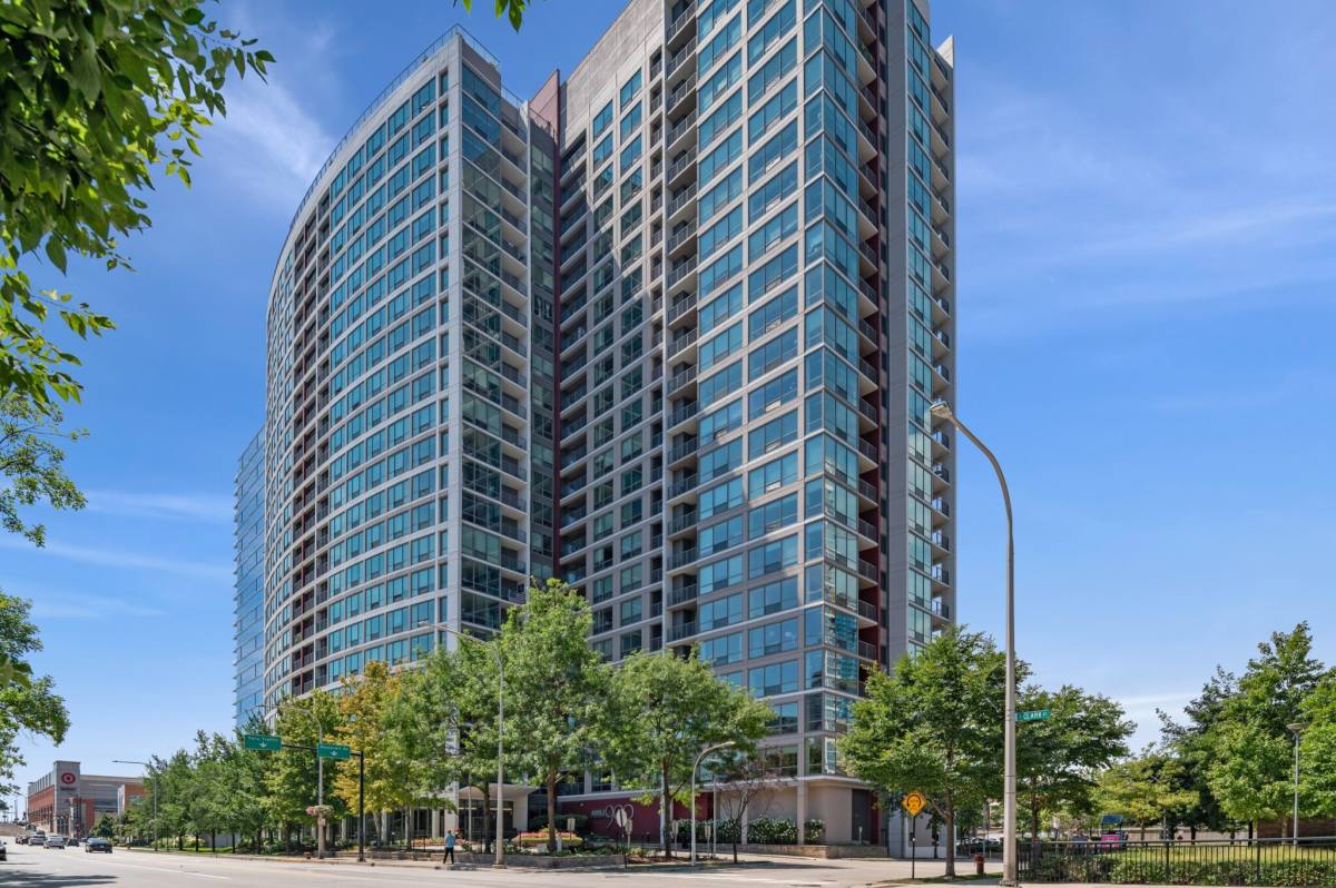 Apartment for rent at 900 S Clark St, Chicago, IL 60605