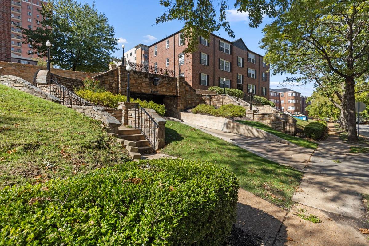 Apartment for rent at 807 Westwood Dr, Saint Louis, MO 63105