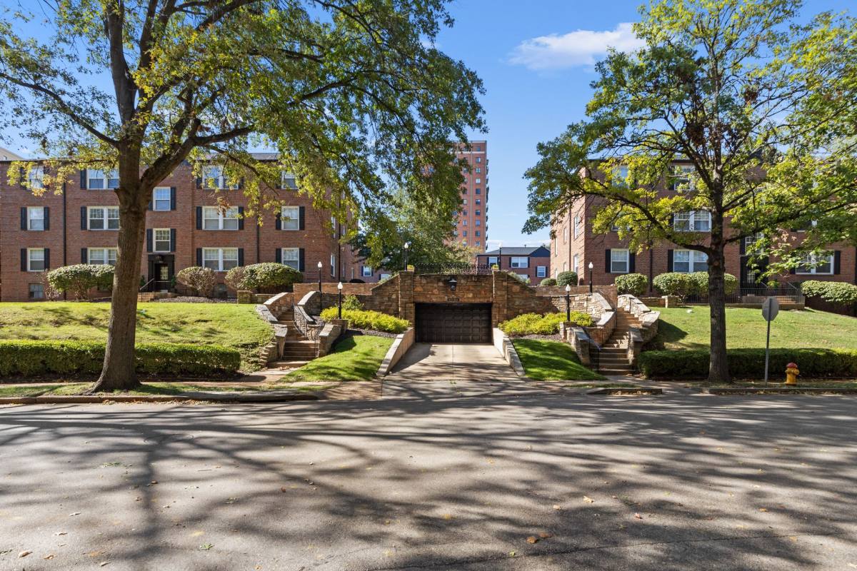 Apartment for rent at 807 Westwood Dr, Saint Louis, MO 63105