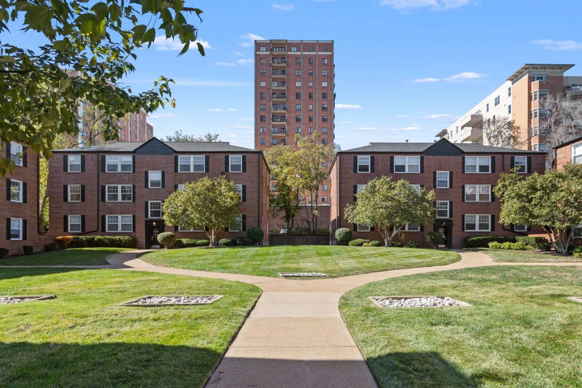Apartment for rent at 807 Westwood Dr, Saint Louis, MO 63105