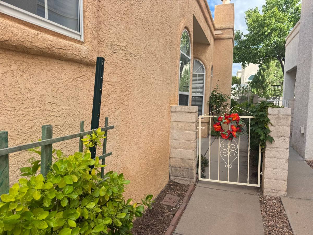 Townhouse for rent at 9301 Ironshore NE, Albuquerque, NM 87111