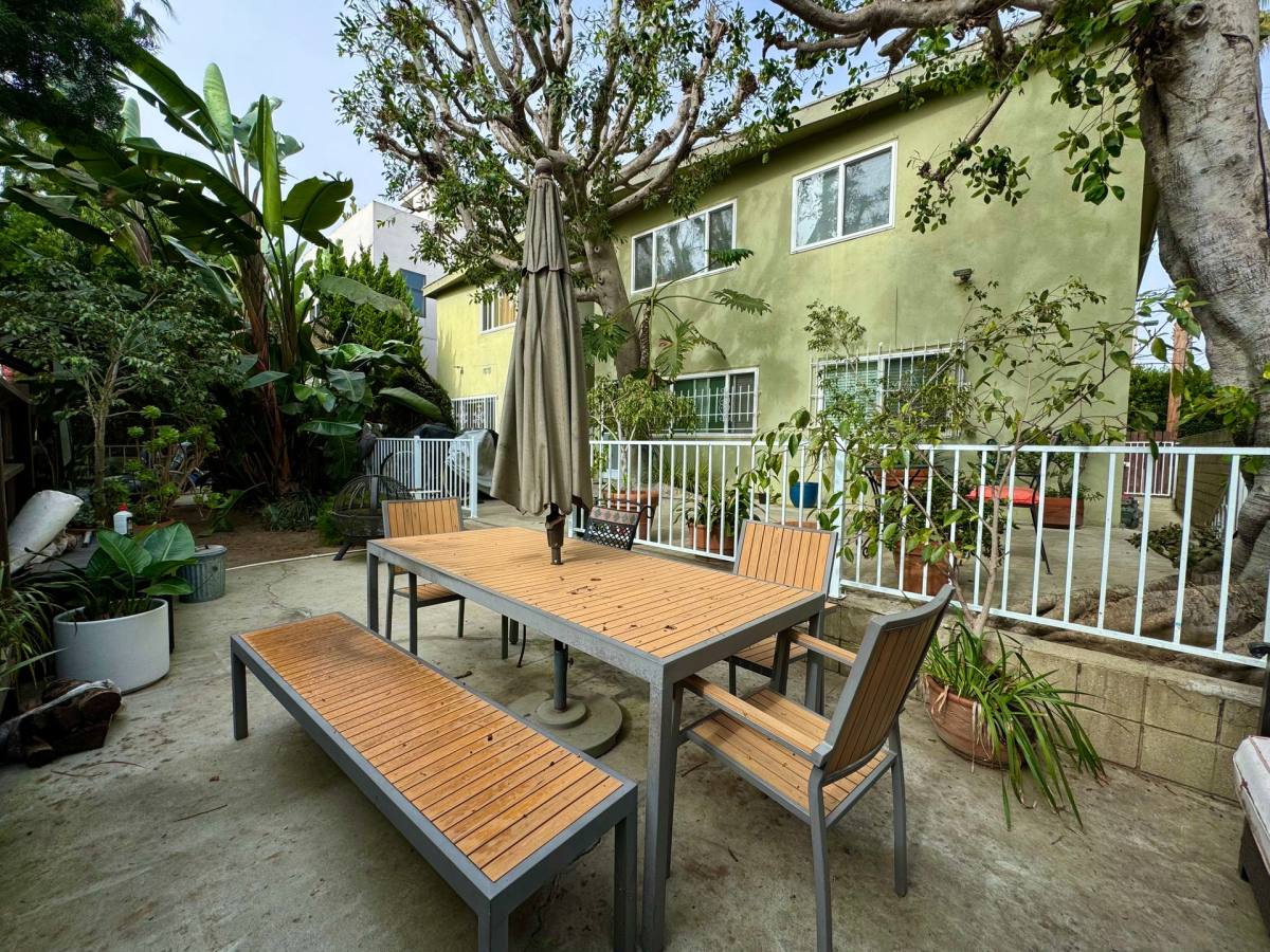 Apartment for rent at 127 Vista Place, Venice, CA 90291