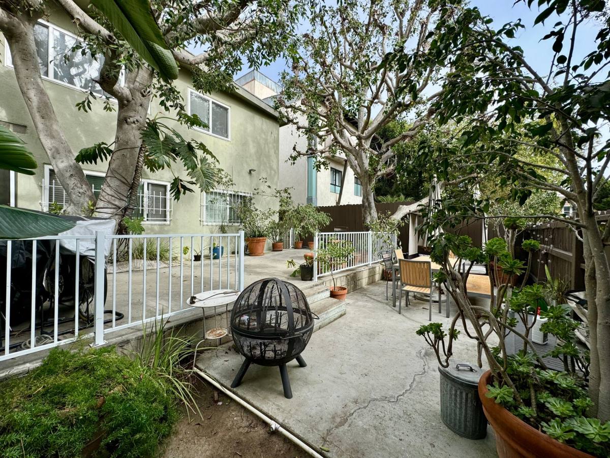 Apartment for rent at 127 Vista Place, Venice, CA 90291