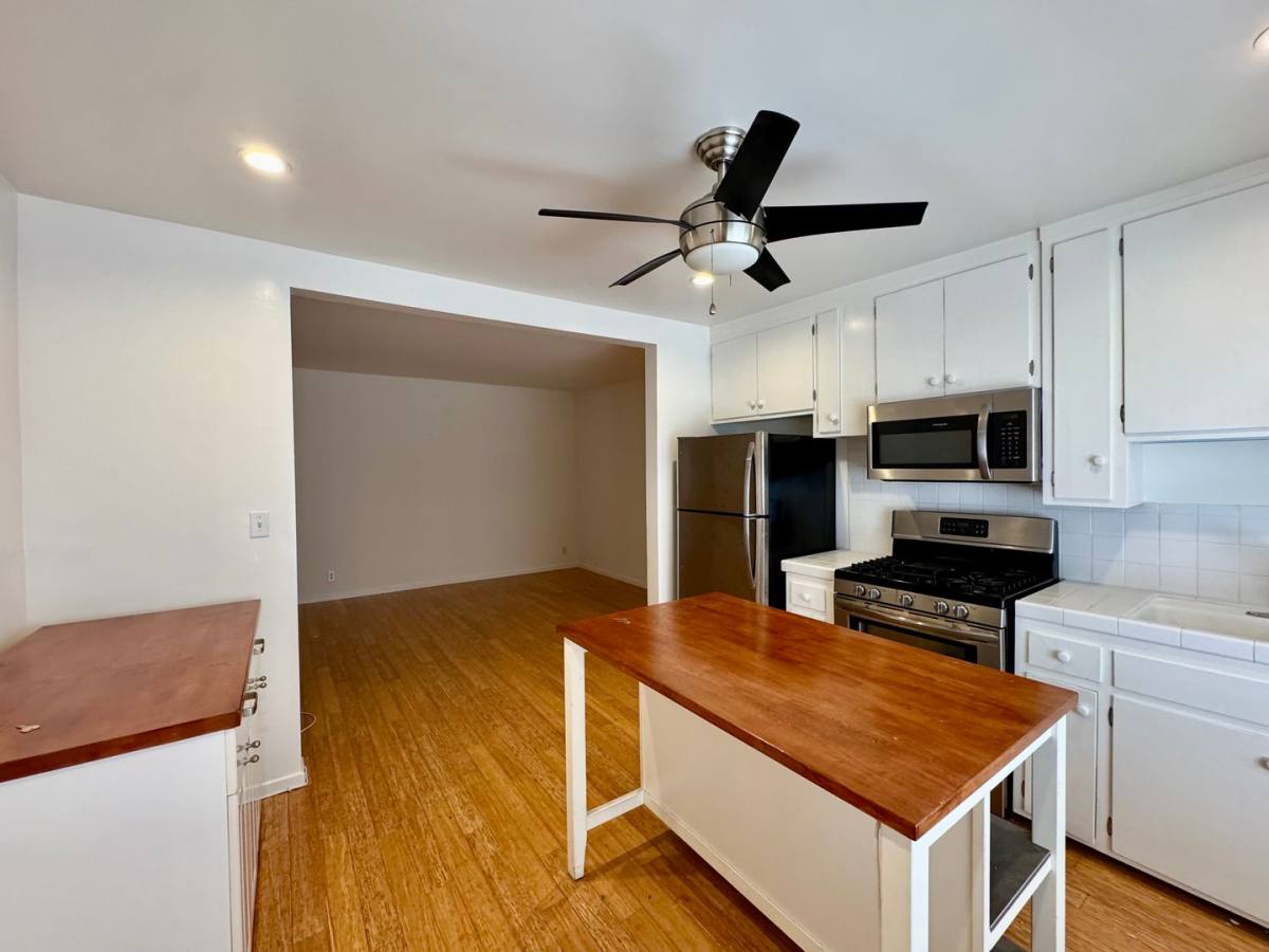 Apartment for rent at 127 Vista Place, Venice, CA 90291