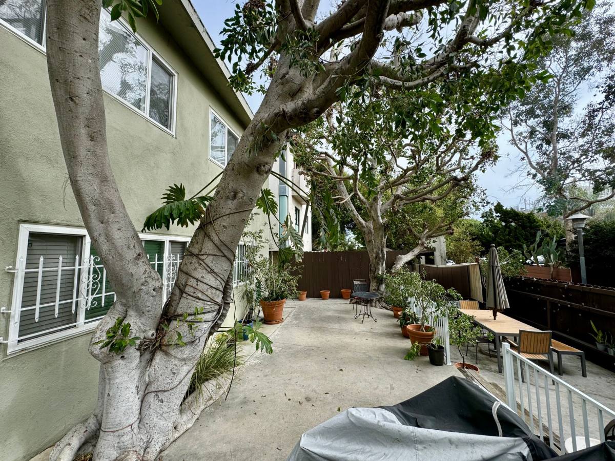 Apartment for rent at 127 Vista Place, Venice, CA 90291