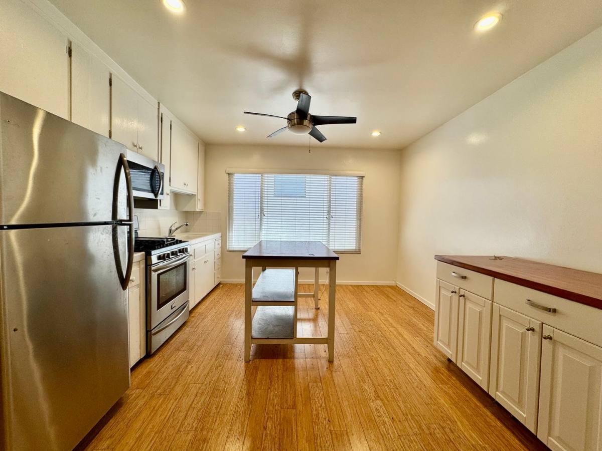Apartment for rent at 127 Vista Place, Venice, CA 90291