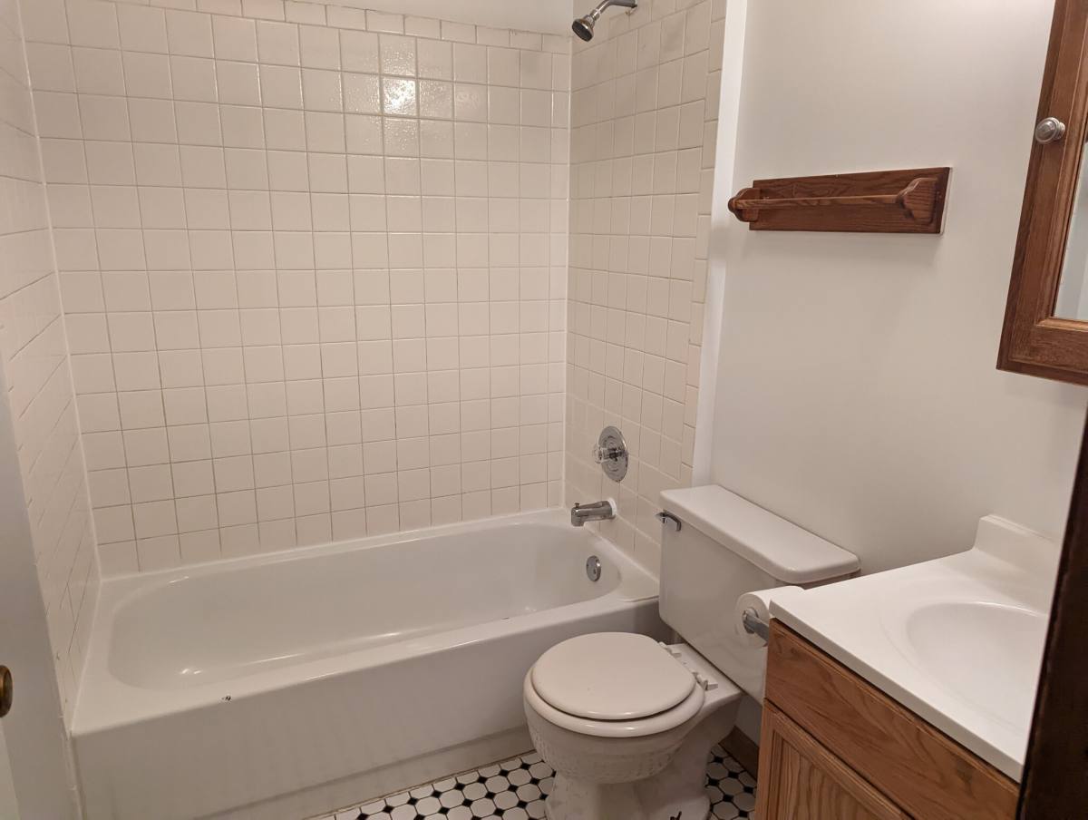 Apartment for rent at 815 W Cornelia, Chicago, IL 60657