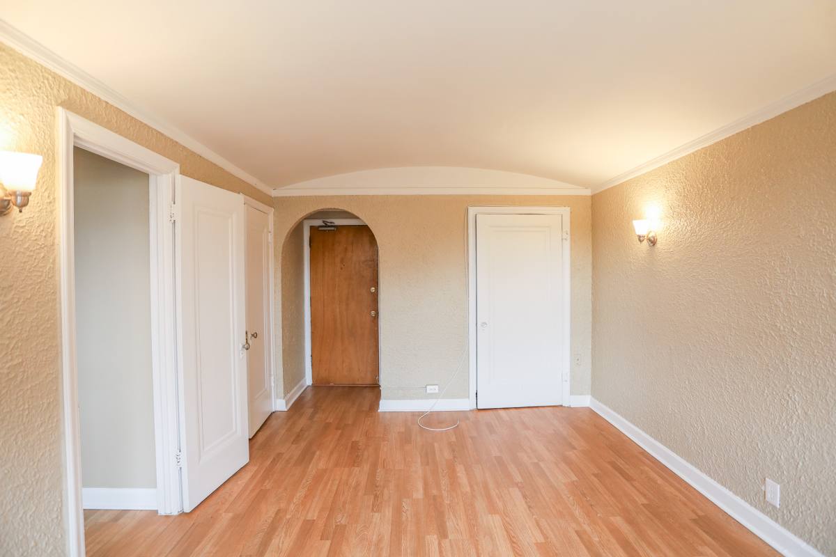 Apartment for rent at 1061 W Rosemont #602, Chicago, IL 60660
