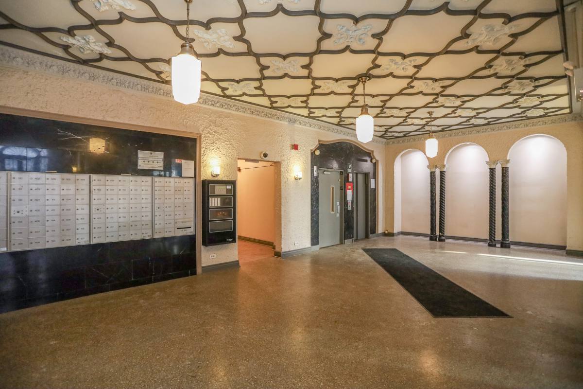 Apartment for rent at 1061 W Rosemont #602, Chicago, IL 60660