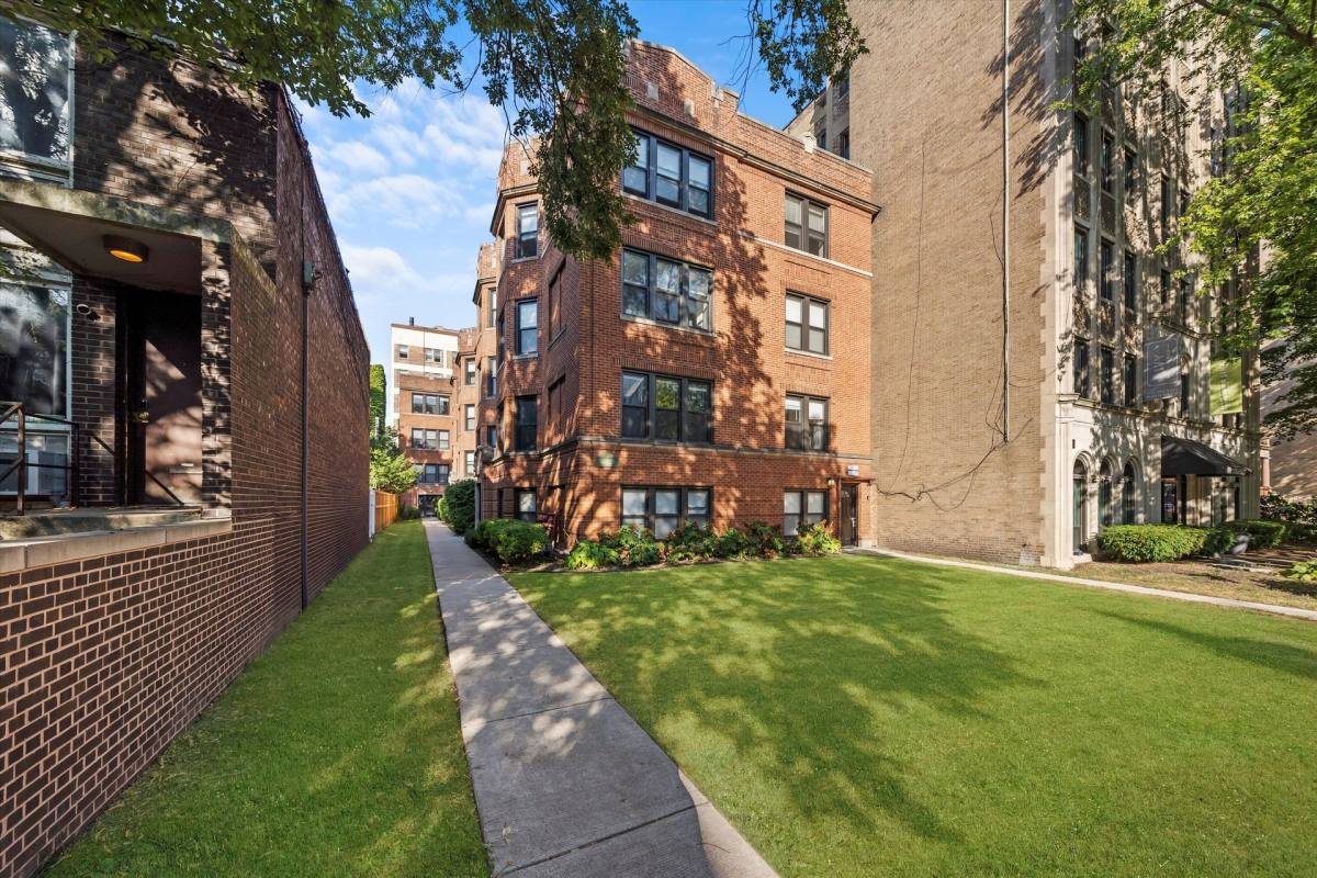 Apartment for rent at 5126 S Dorchester Ave #2W, Chicago, IL 60615