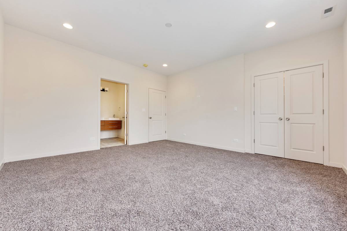 Apartment for rent at 2824 W Van Buren St #201, Chicago, IL 60612