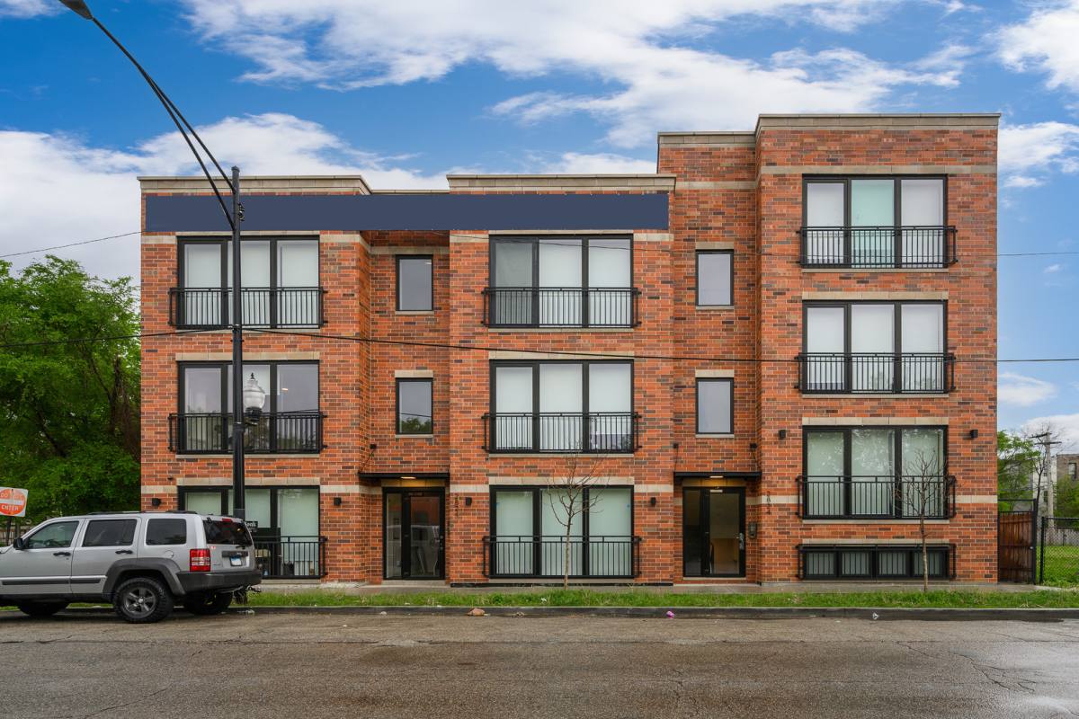 Apartment for rent at 2824 W Van Buren St #201, Chicago, IL 60612