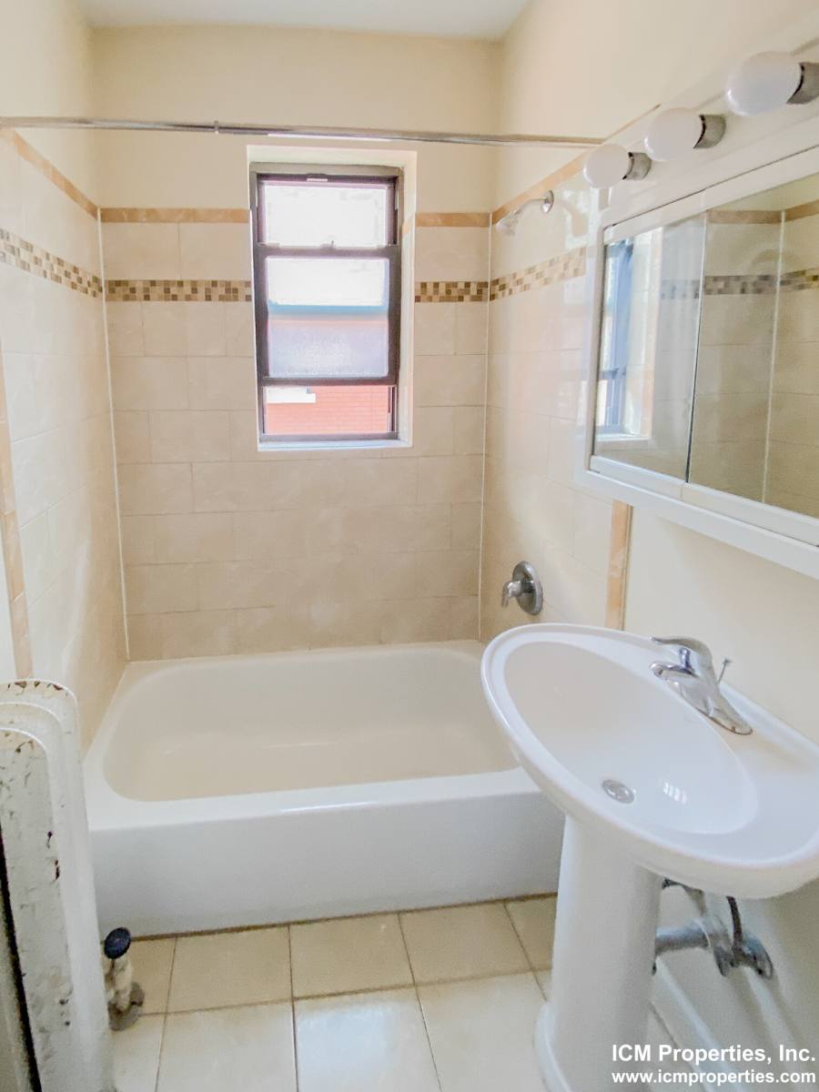 Apartment for rent at 428 W Surf St #432-211 Fp, Chicago, IL 60657