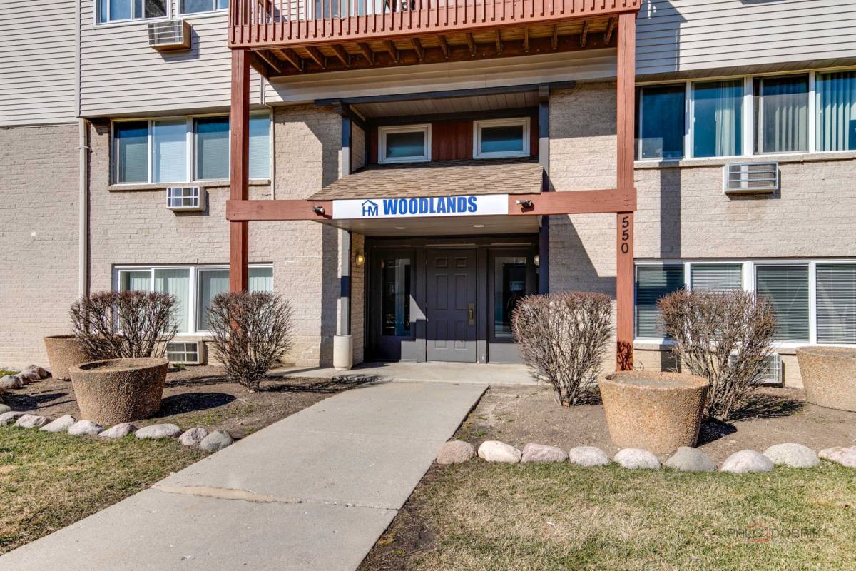 Apartment for rent at 550 Deepwoods Dr, Mundelein, IL 60060