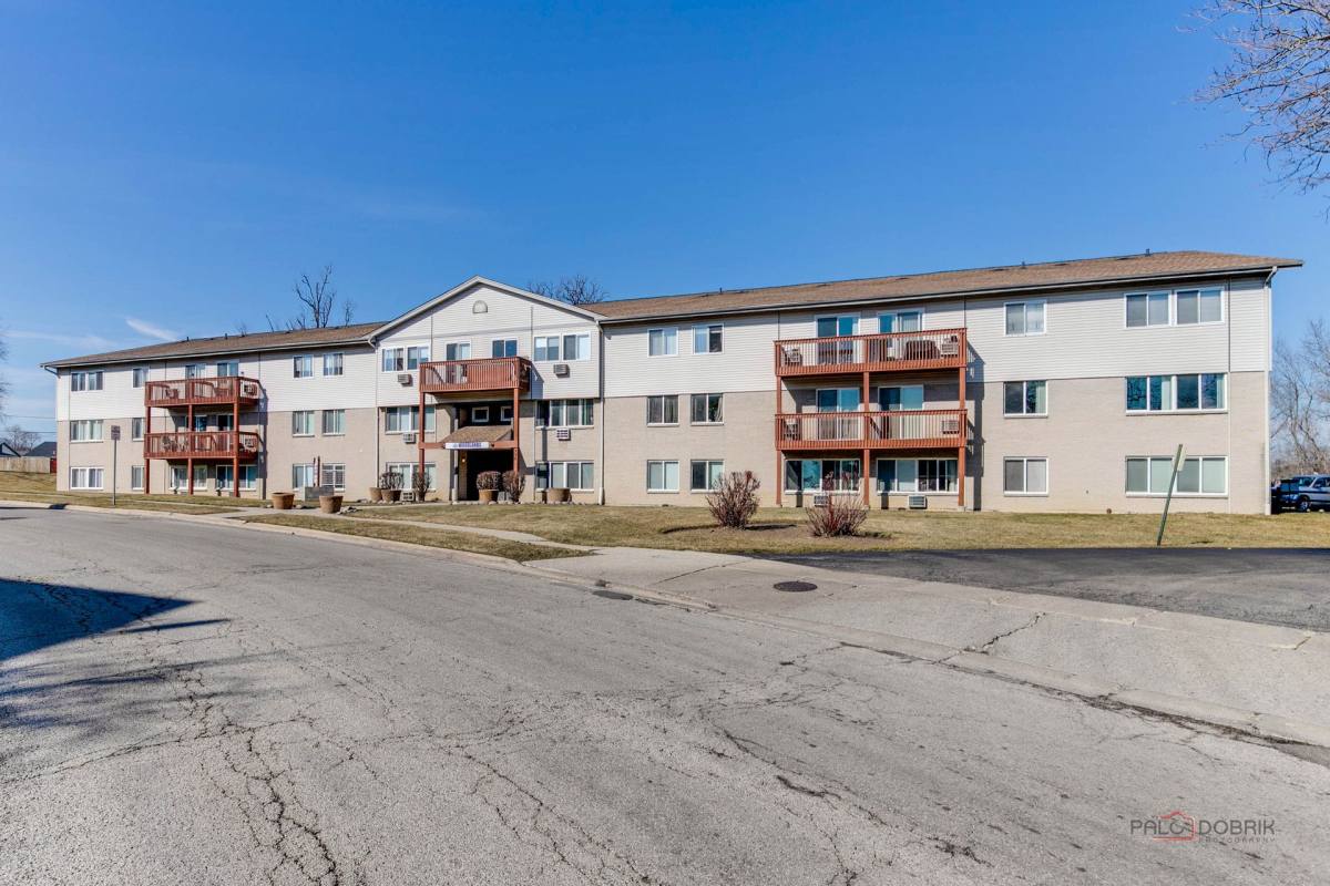 Apartment for rent at 550 Deepwoods Dr, Mundelein, IL 60060