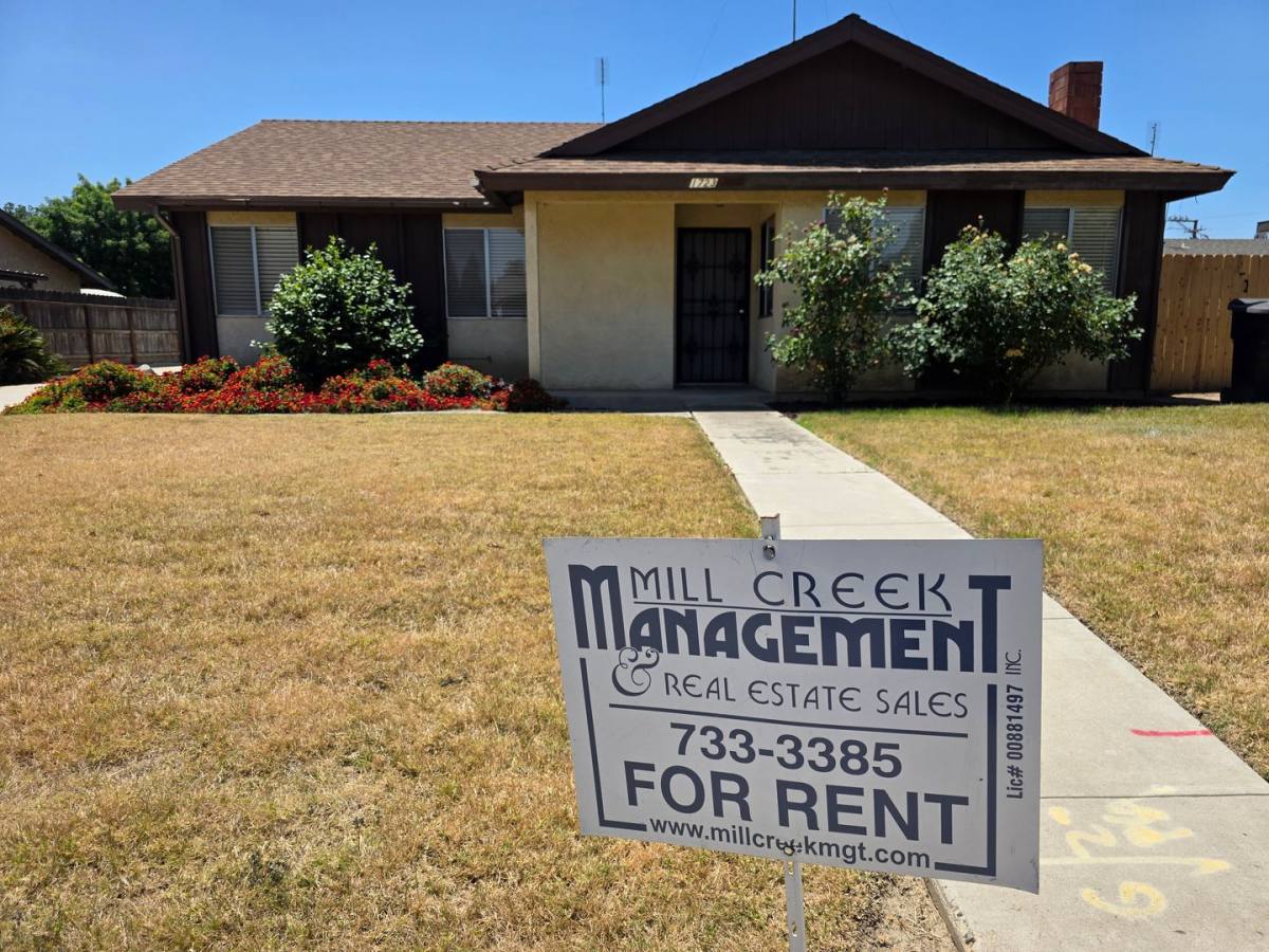 Apartment for rent at 1723, 1725 E Vassar Dr, Visalia, CA 93292