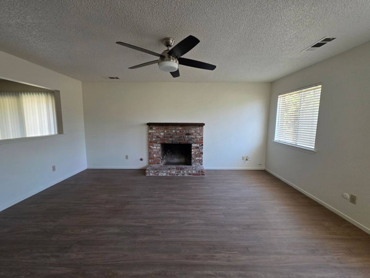 Apartment for rent at 1723, 1725 E Vassar Dr, Visalia, CA 93292