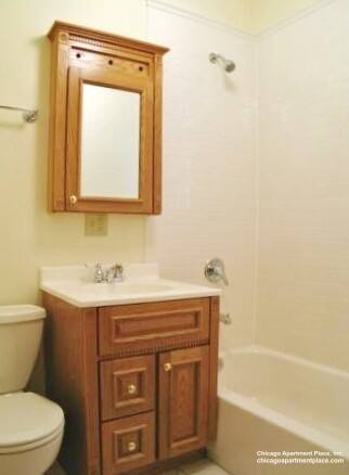 Apartment for rent at 849 W Grace St #G, Chicago, IL 60613