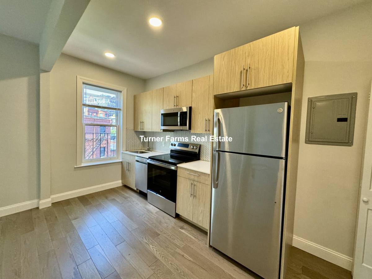 Apartment for rent at 379 Commonwealth Ave #9, Boston, MA 02116