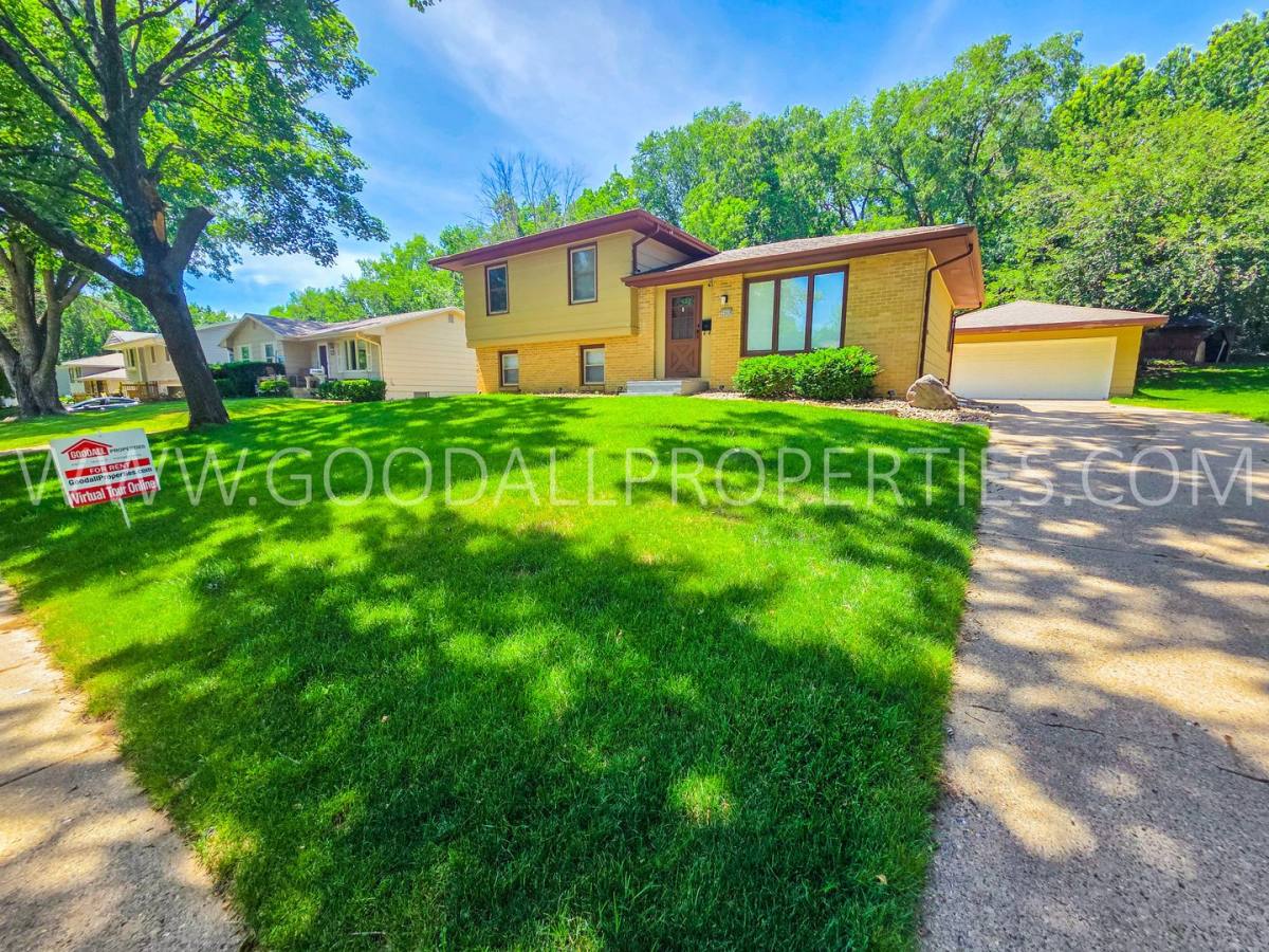 House for rent at 2908 78th St, Urbandale, IA 50322