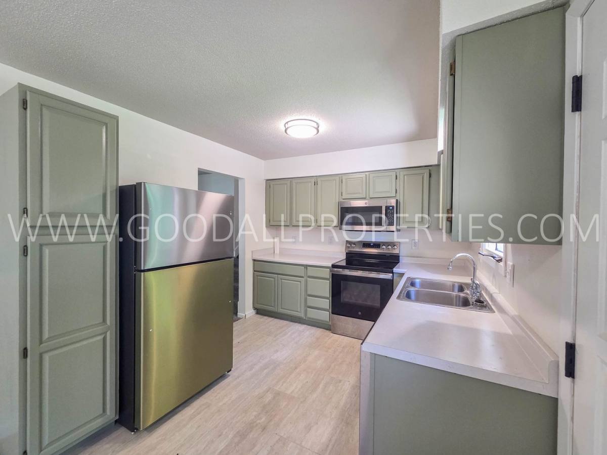 House for rent at 2908 78th St, Urbandale, IA 50322