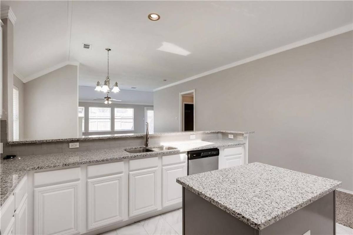 House for rent at 2425 Ravenhurst Dr, Plano, TX 75025