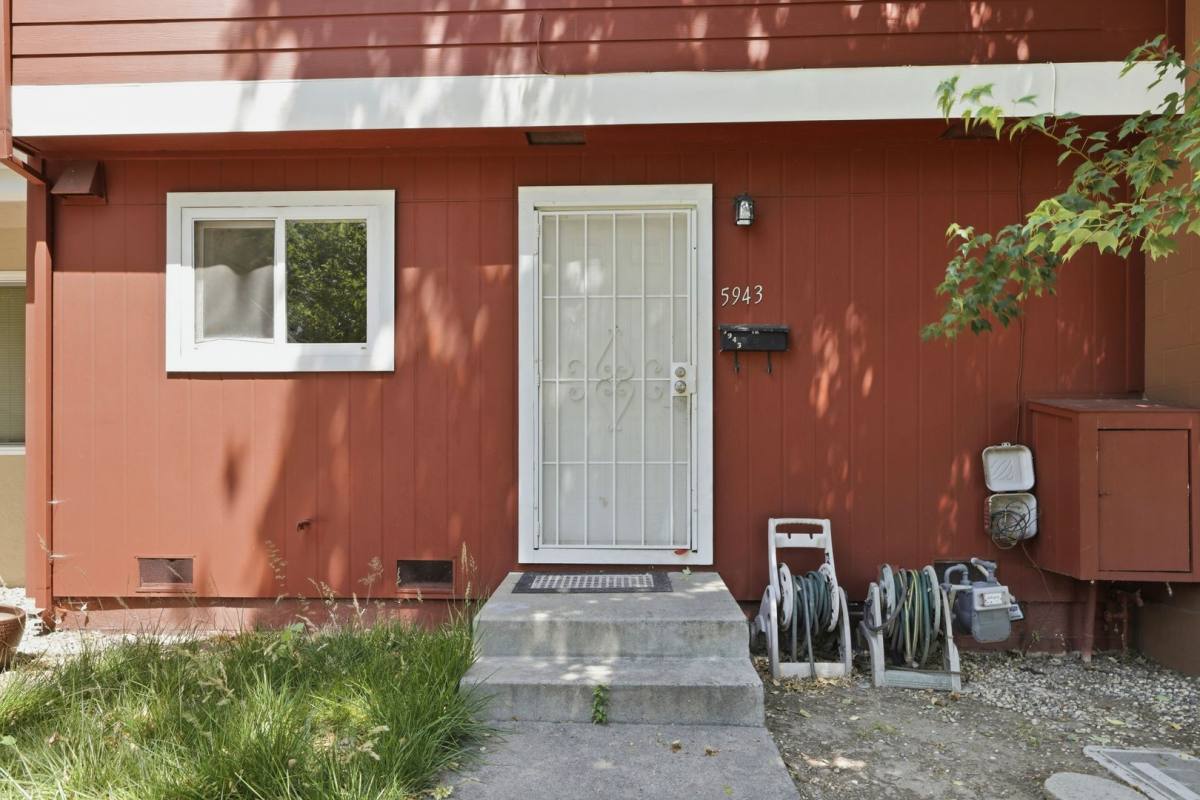 Townhouse for rent at 5943 Mack Rd, Sacramento, CA 95823