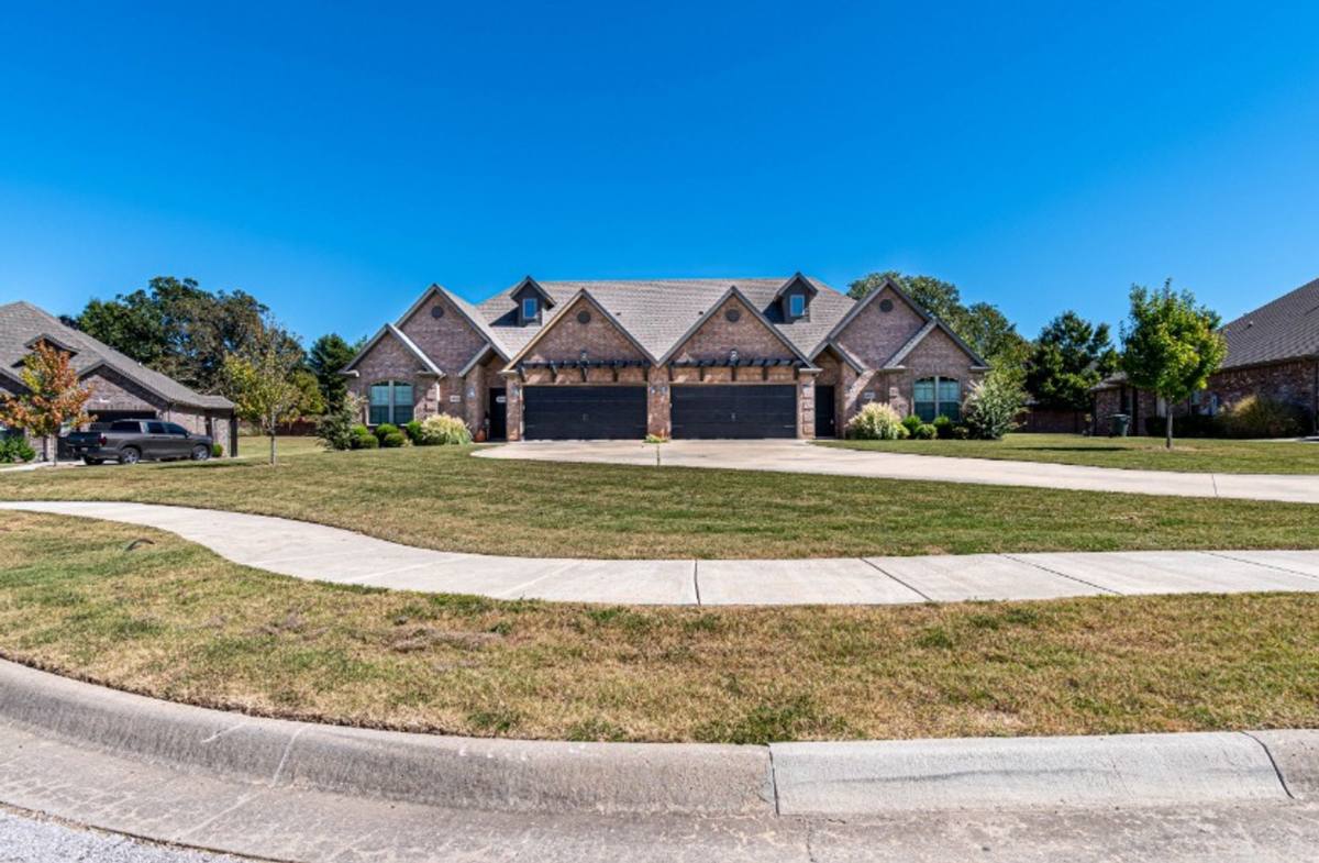 Apartment for rent at 4870 N Castlewood Lane, Springdale, AR 72764