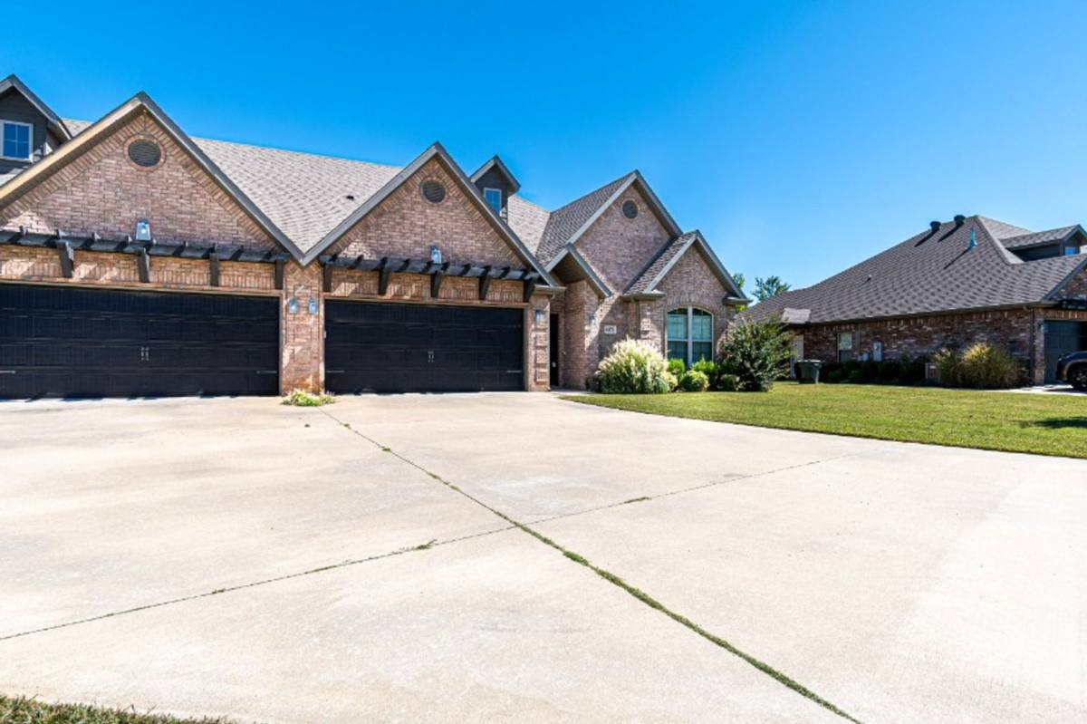 Apartment for rent at 4870 N Castlewood Lane, Springdale, AR 72764