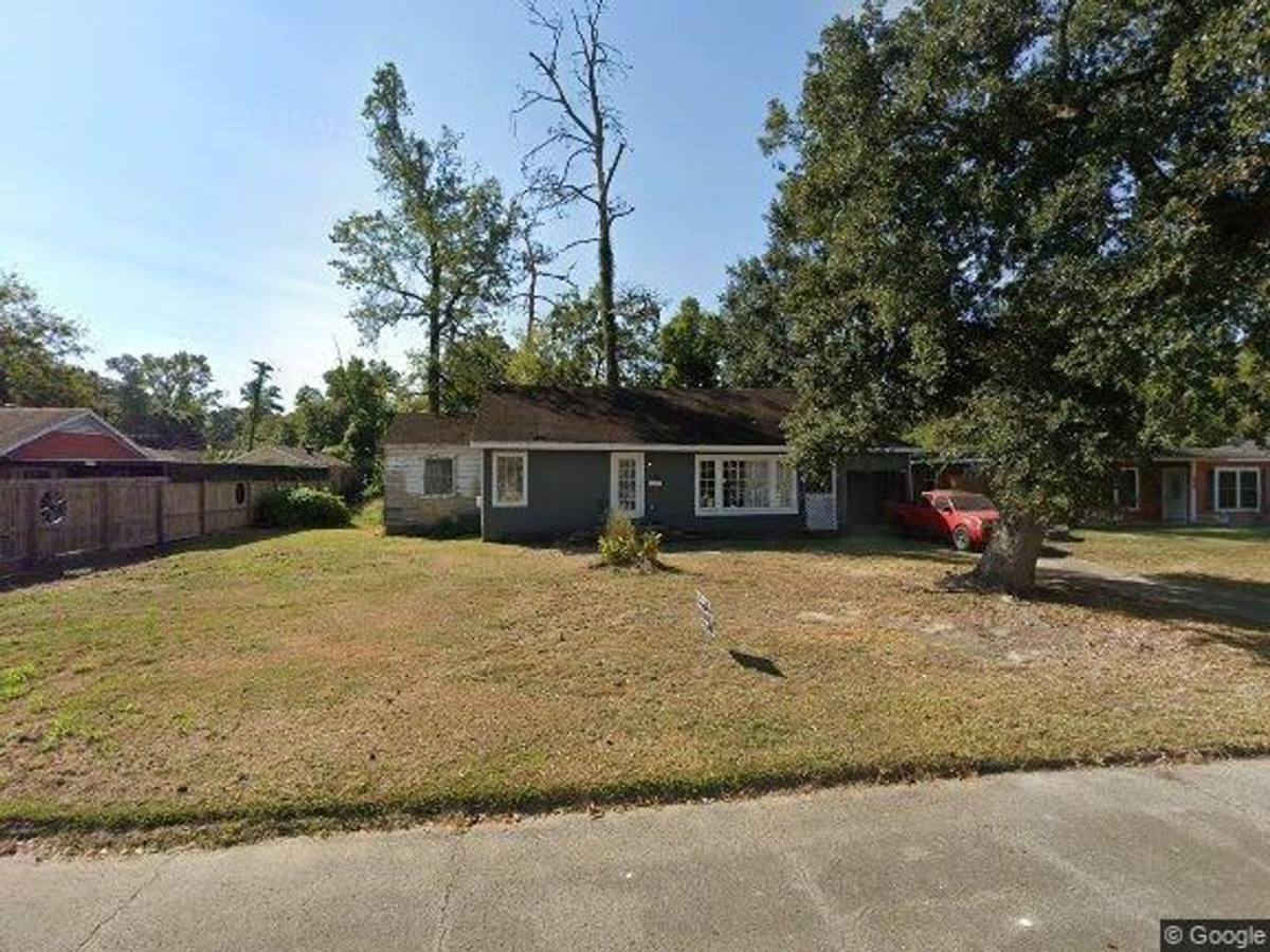 House for rent at 3085 S Willowood Lane, Beaumont, TX 77703