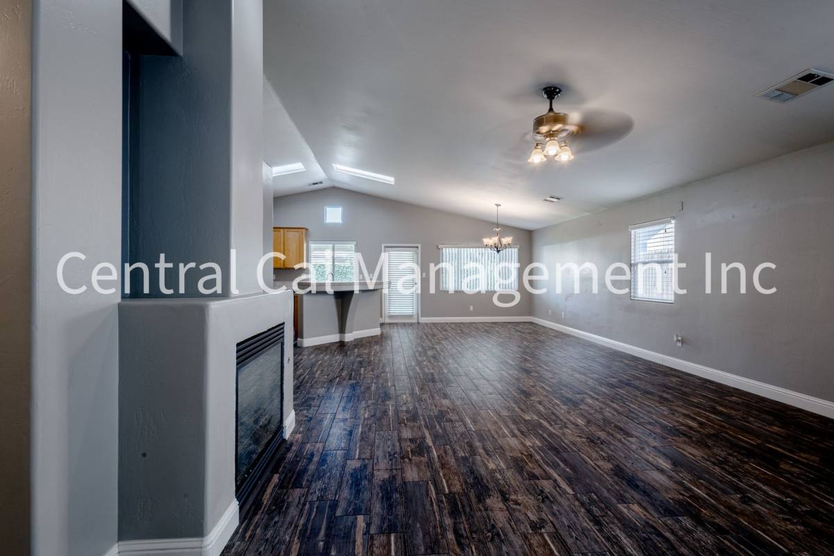 House for rent at 9912 Grand View Summit Dr, Bakersfield, CA 93311
