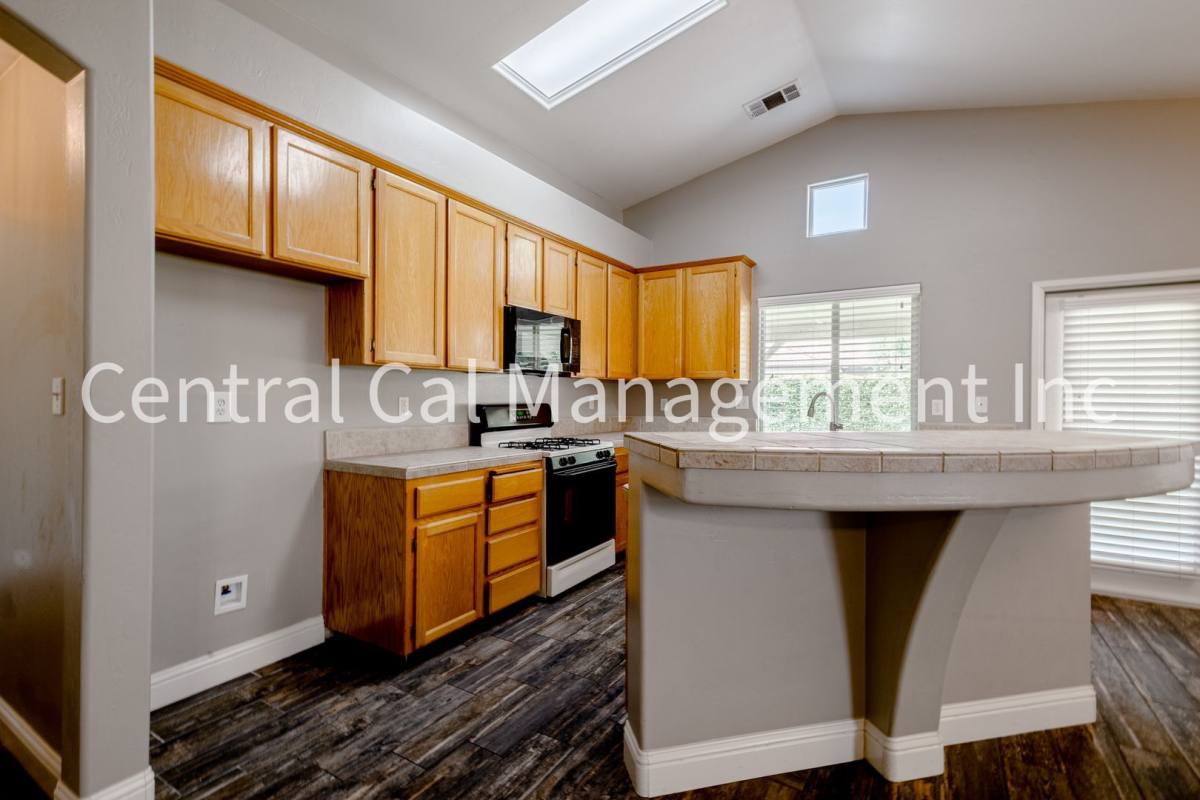 House for rent at 9912 Grand View Summit Dr, Bakersfield, CA 93311