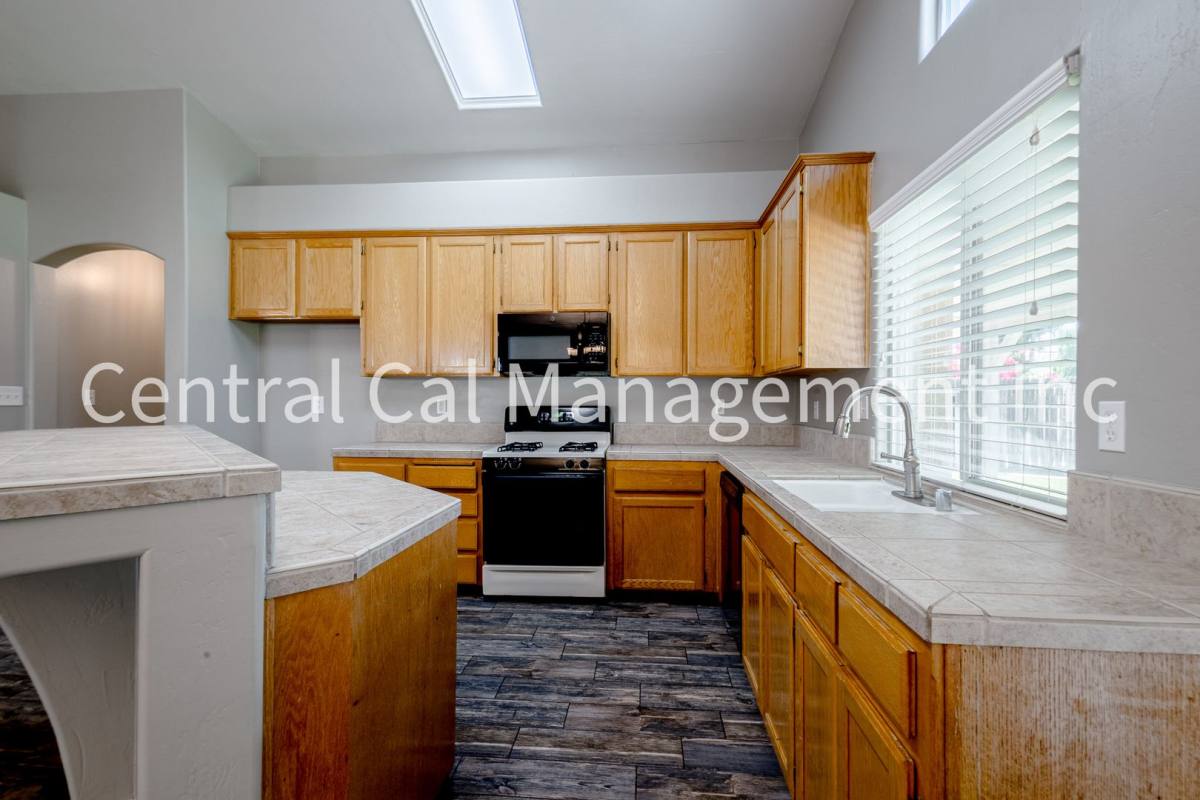 House for rent at 9912 Grand View Summit Dr, Bakersfield, CA 93311